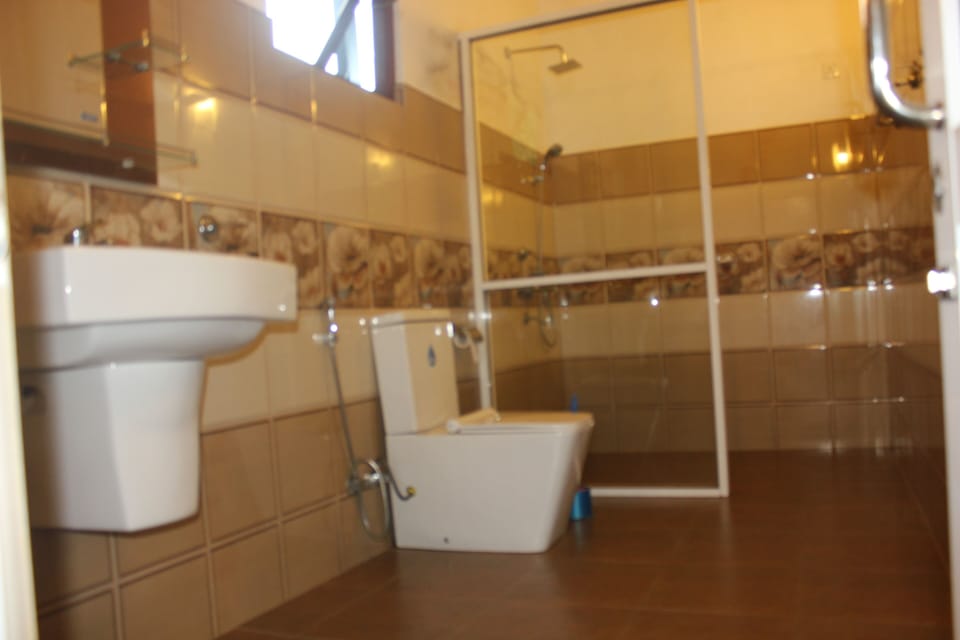 Shower, rainfall showerhead, free toiletries, hair dryer