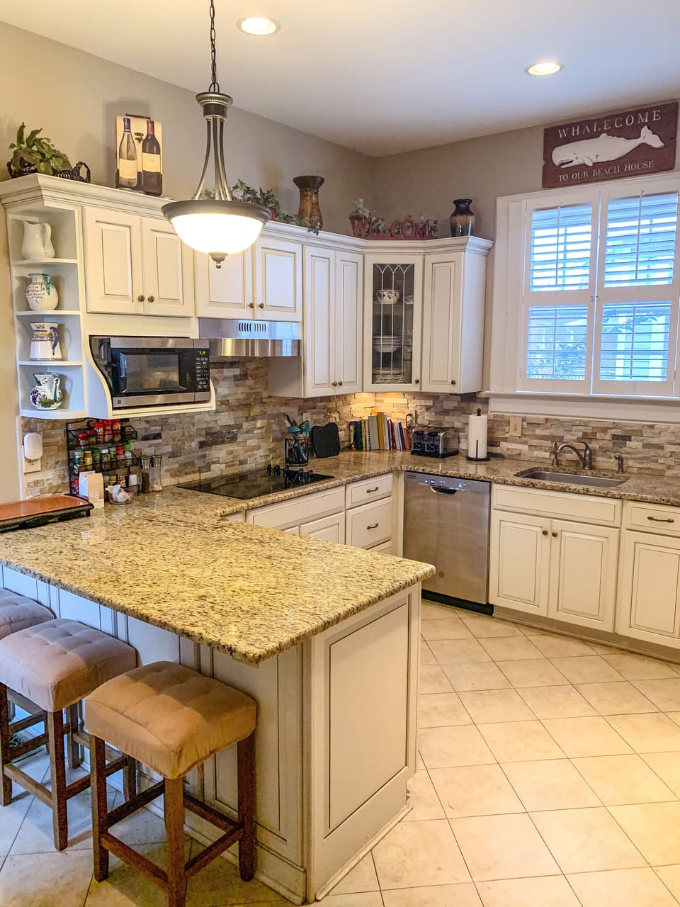 Kitchen 
Fully equipped including a griddle, instapot and a kitchen aid blender.