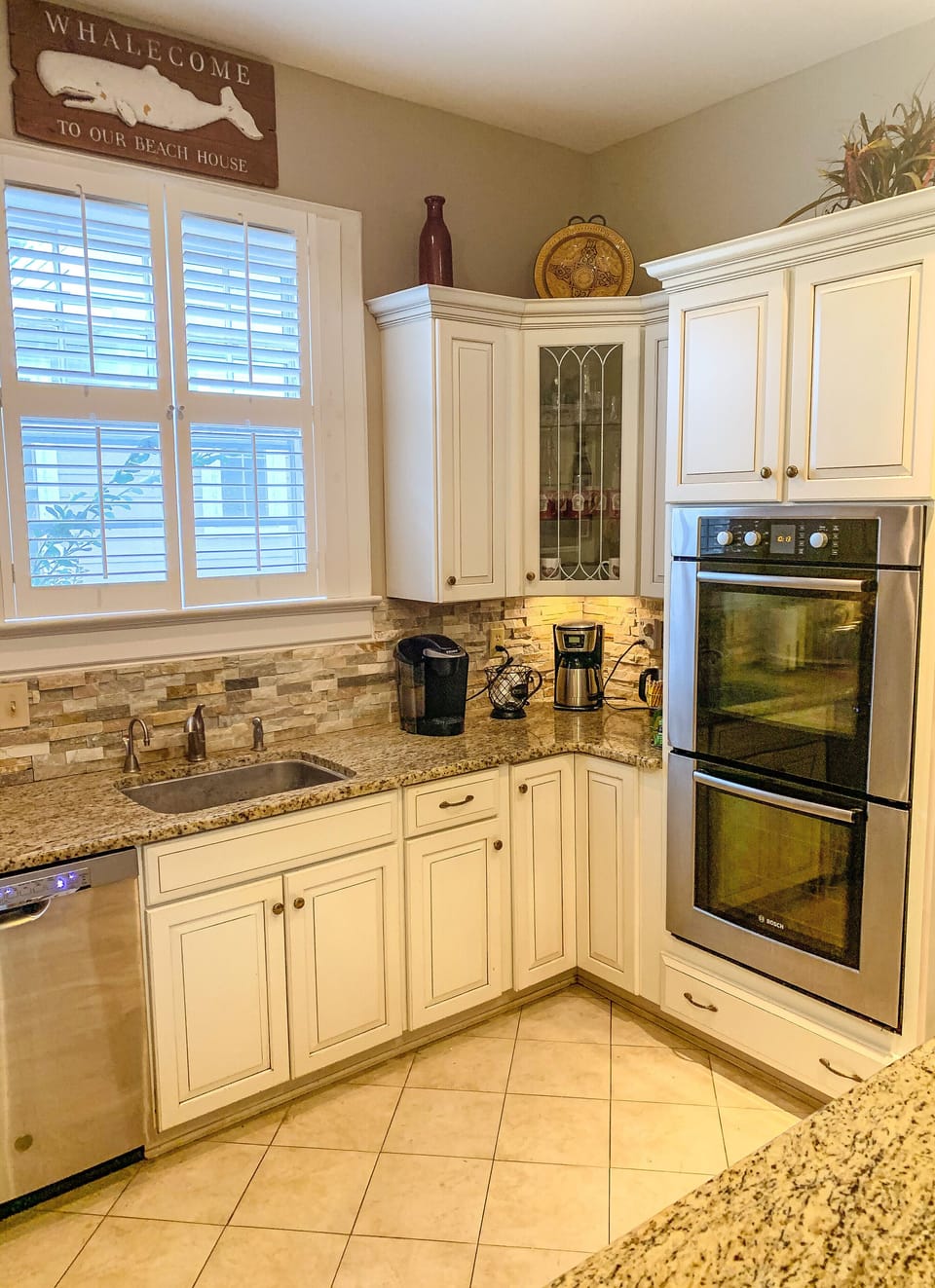 Double oven with a convection oven on top for big family meals!
