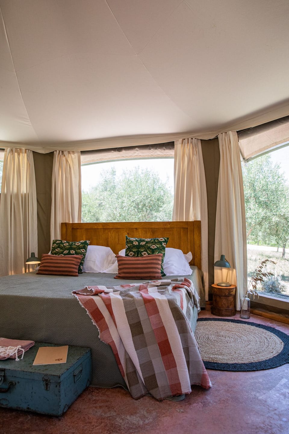Lodge | Premium bedding, down comforters, memory foam beds, minibar