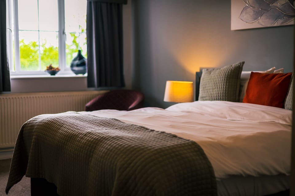 Double Room, Private Bathroom | WiFi (free), bed sheets
