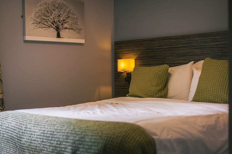 Double Room, Private Bathroom | WiFi (free), bed sheets