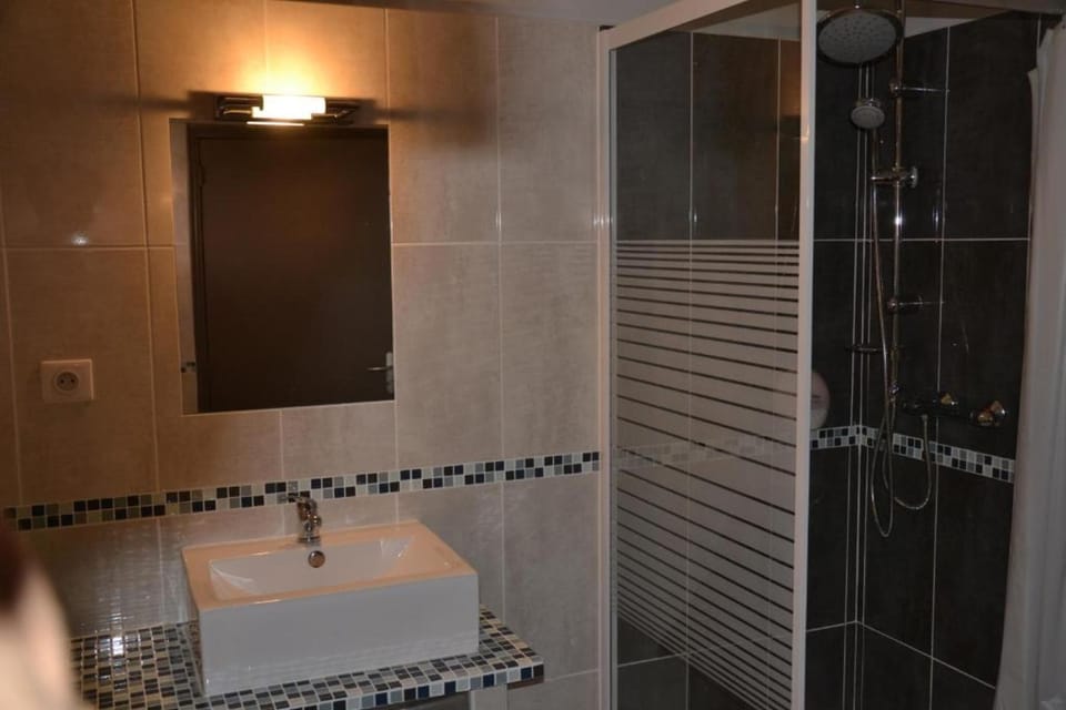 Comfort Double Room, Non Smoking | Bathroom | Shower, free toiletries, hair dryer, towels