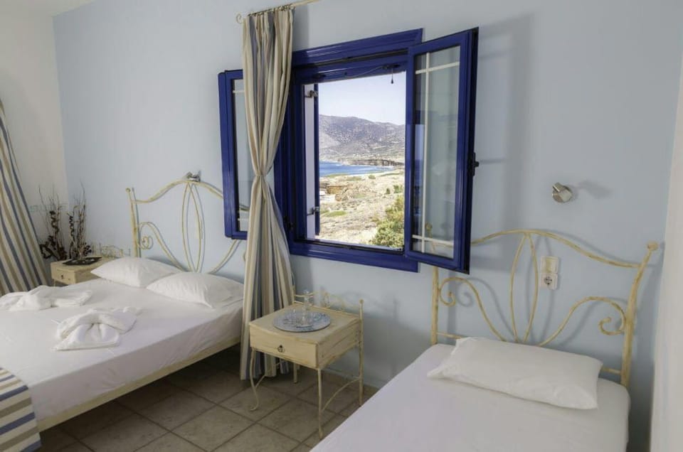 Triple Room, Sea View | Soundproofing, iron/ironing board, free WiFi, bed sheets