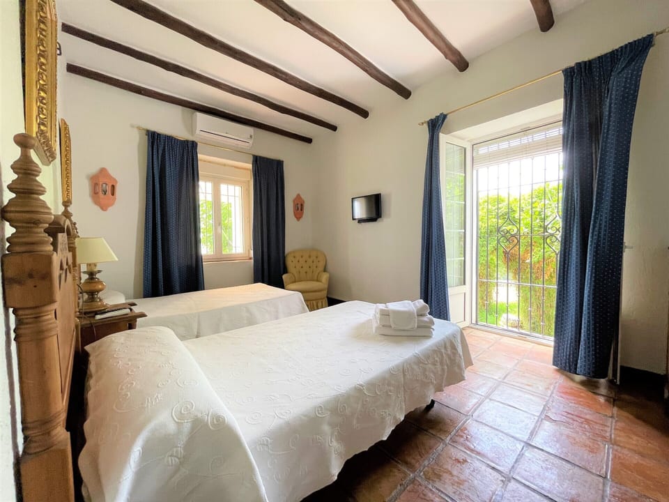Deluxe Twin Room, Private Bathroom, Courtyard View | Interior