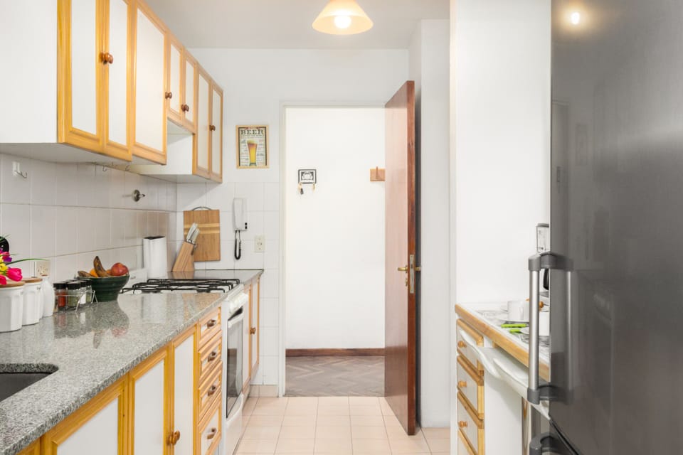 Full-size fridge, microwave, oven, stovetop