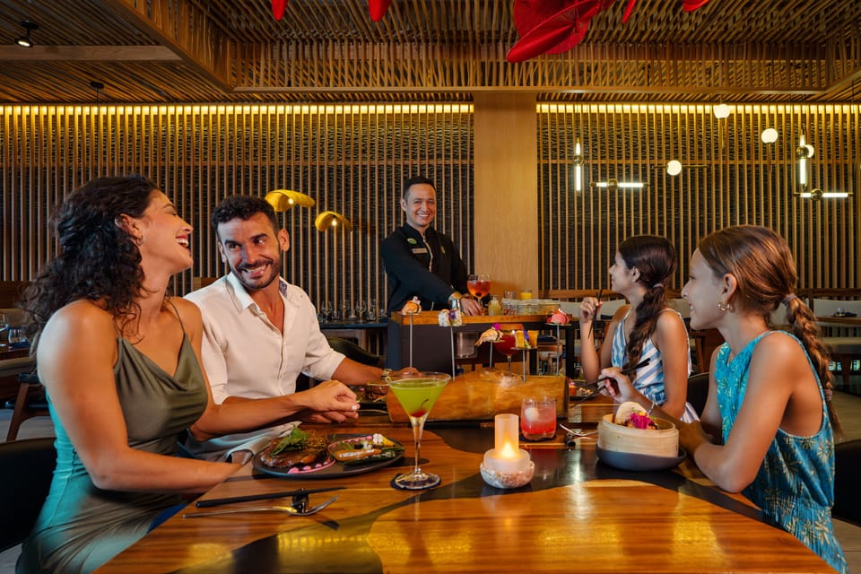 5 restaurants; breakfast, lunch, and dinner served
