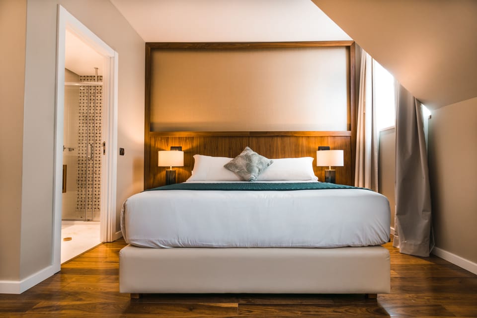 Classic Double or Twin Room | In-room safe, desk, blackout drapes, soundproofing
