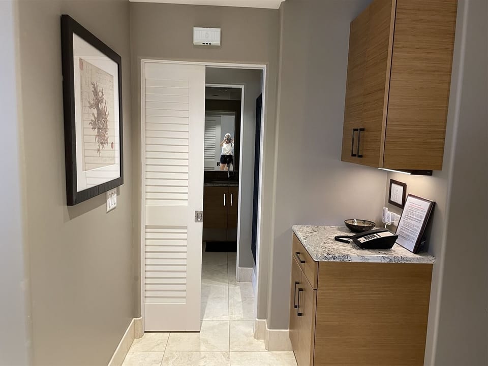 Entrance hall to the en-suite Masterbedroom and master bath