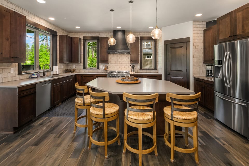 Heart of the Hill in Suncadia Resort - Fully stocked Chef's Kitchen with granite counters, stainless appliances, and a Dacor 6-burner gas stove.