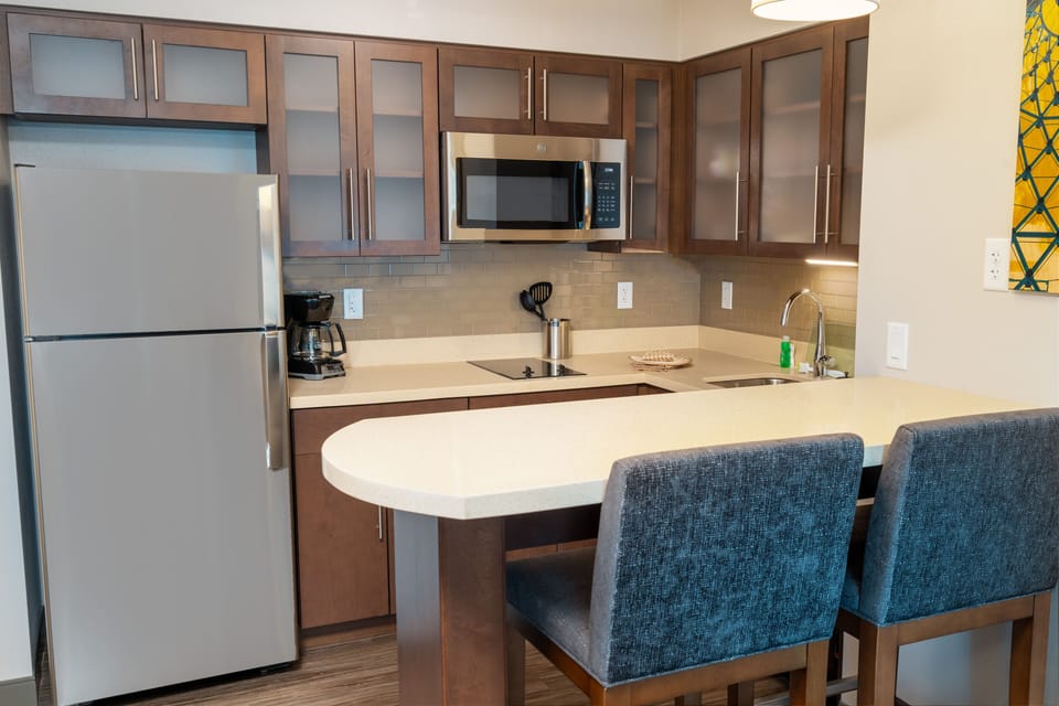 Coffee/tea maker, full-size fridge, microwave, stovetop