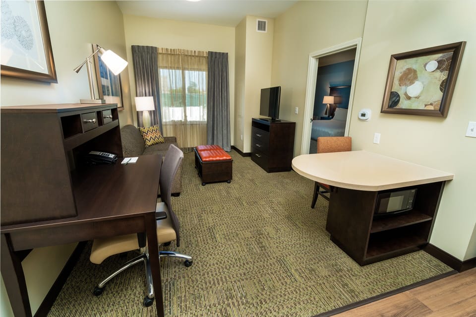 Pillowtop beds, in-room safe, desk, blackout drapes