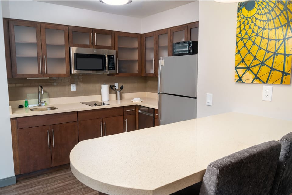 Coffee/tea maker, full-size fridge, microwave, stovetop