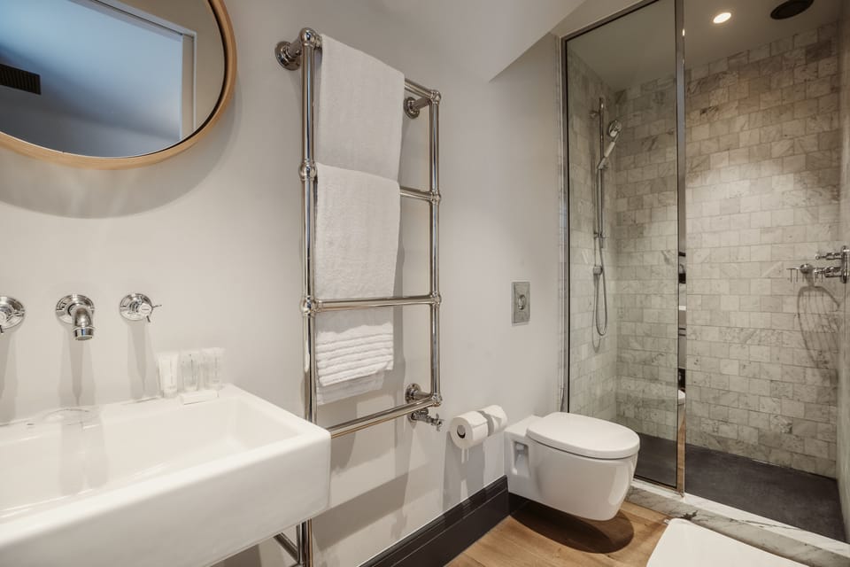 Comfort Double or Twin Room | Bathroom | Separate tub and shower, rainfall showerhead, free toiletries