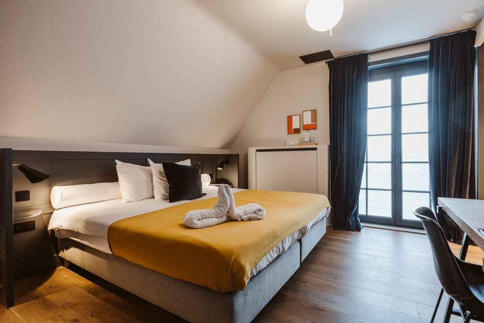 Comfort Double or Twin Room | Down comforters, in-room safe, desk, laptop workspace