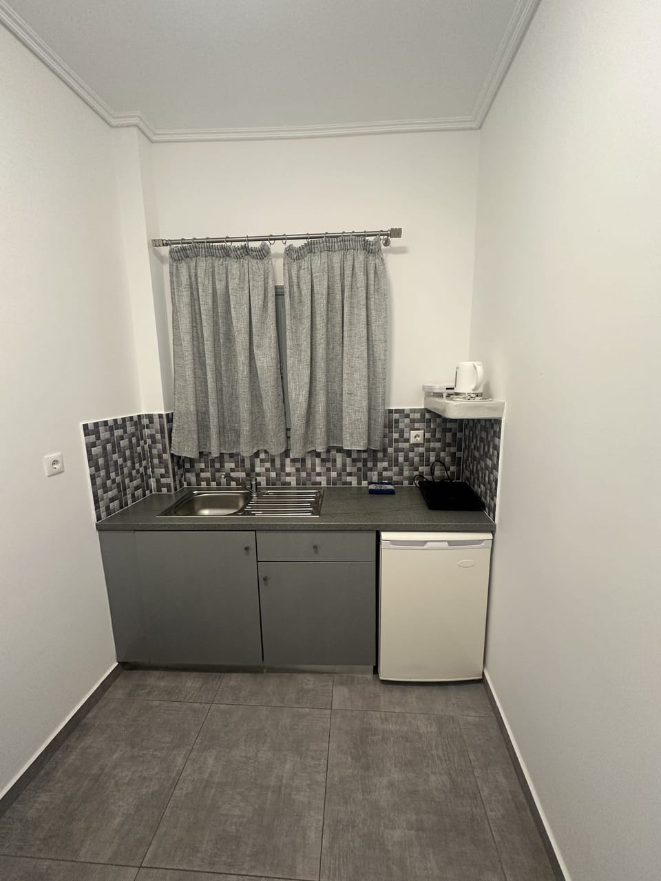 Deluxe Studio, 1 Bedroom | Private kitchen | Fridge, stovetop, electric kettle, cookware/dishes/utensils
