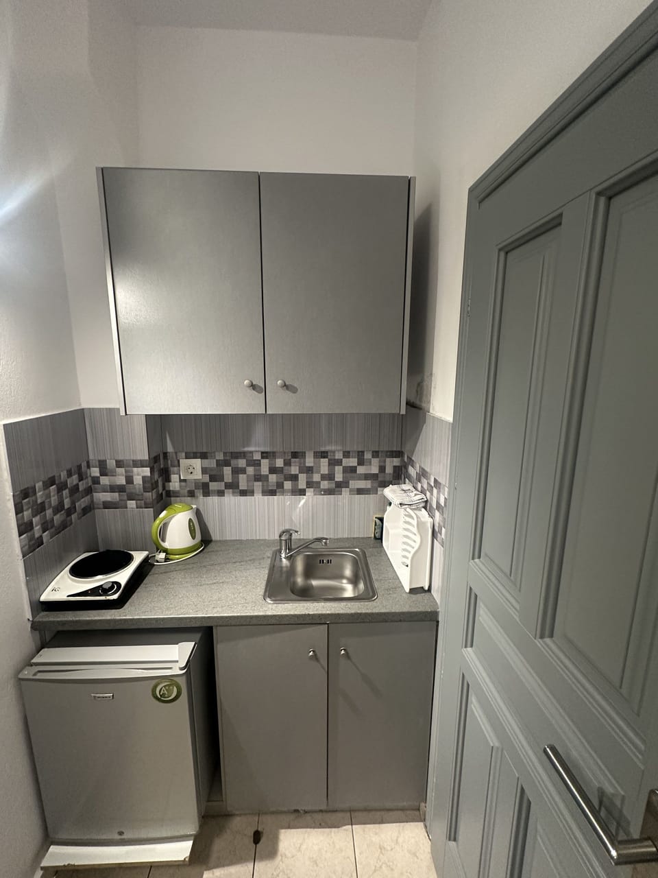 Basic Single Room, 1 Double Bed | Private kitchen | Fridge, stovetop, electric kettle, cookware/dishes/utensils