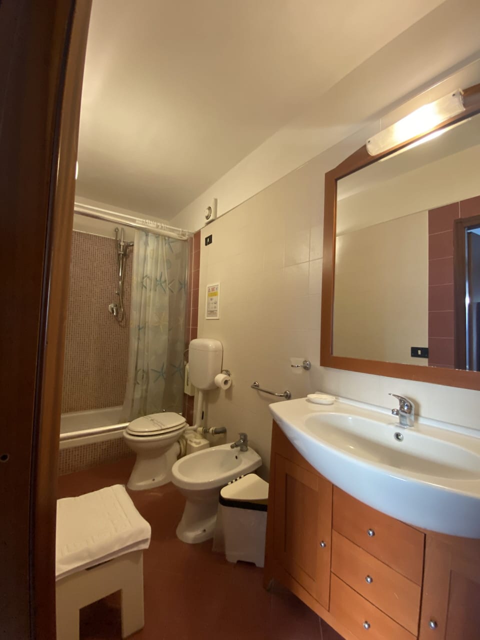 Junior Suite, 2 Bedrooms | Bathroom | Shower, free toiletries, hair dryer, towels