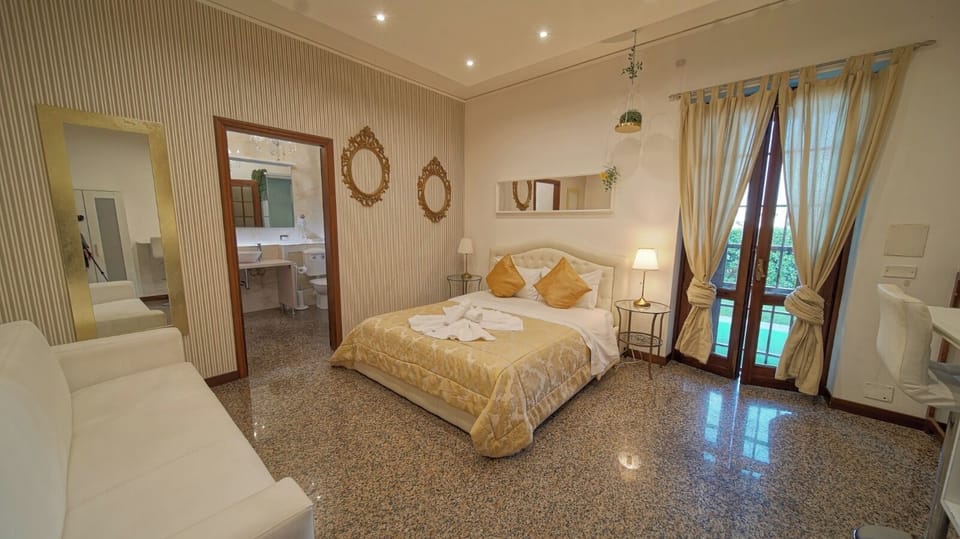 Comfort Suite, 1 Double Bed with Sofa bed, Hot Tub, Garden Area | Free minibar, in-room safe, desk, soundproofing