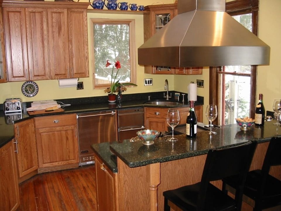 Weeping Willow Profession Viking Kitchen with granite counters