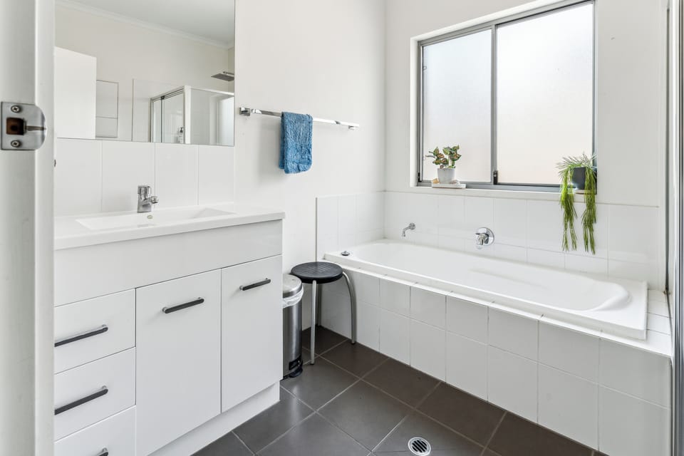 Main Bathroom 