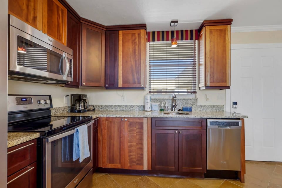 Warm and attractive full kitchen
