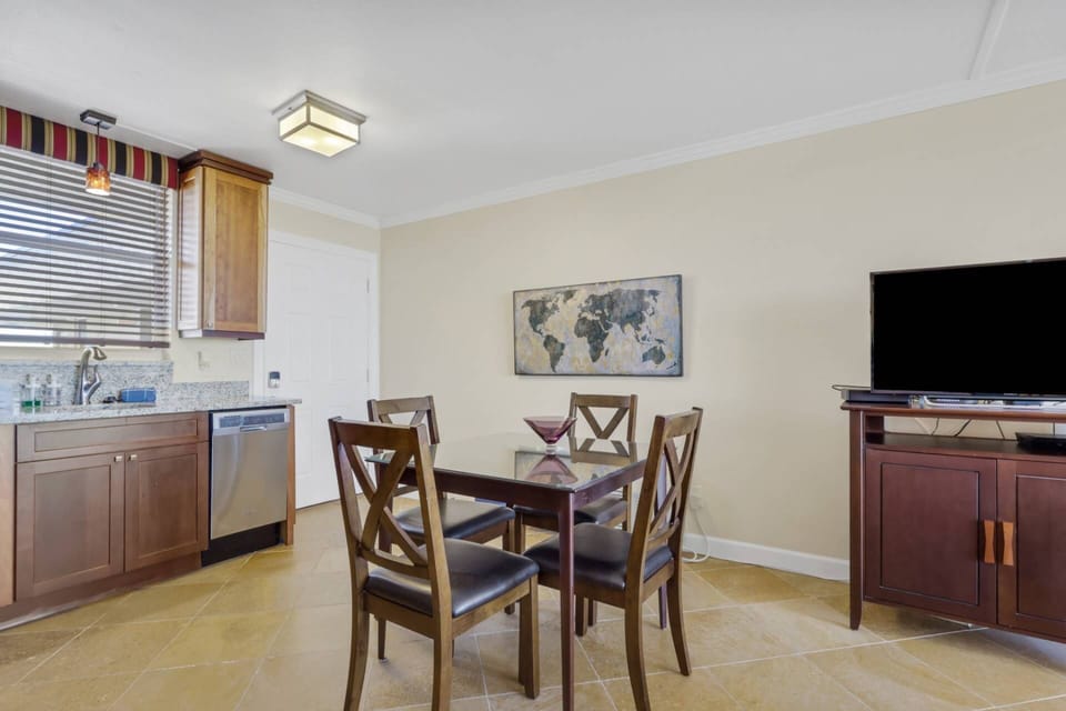 Dining for 4 and a full kitchen