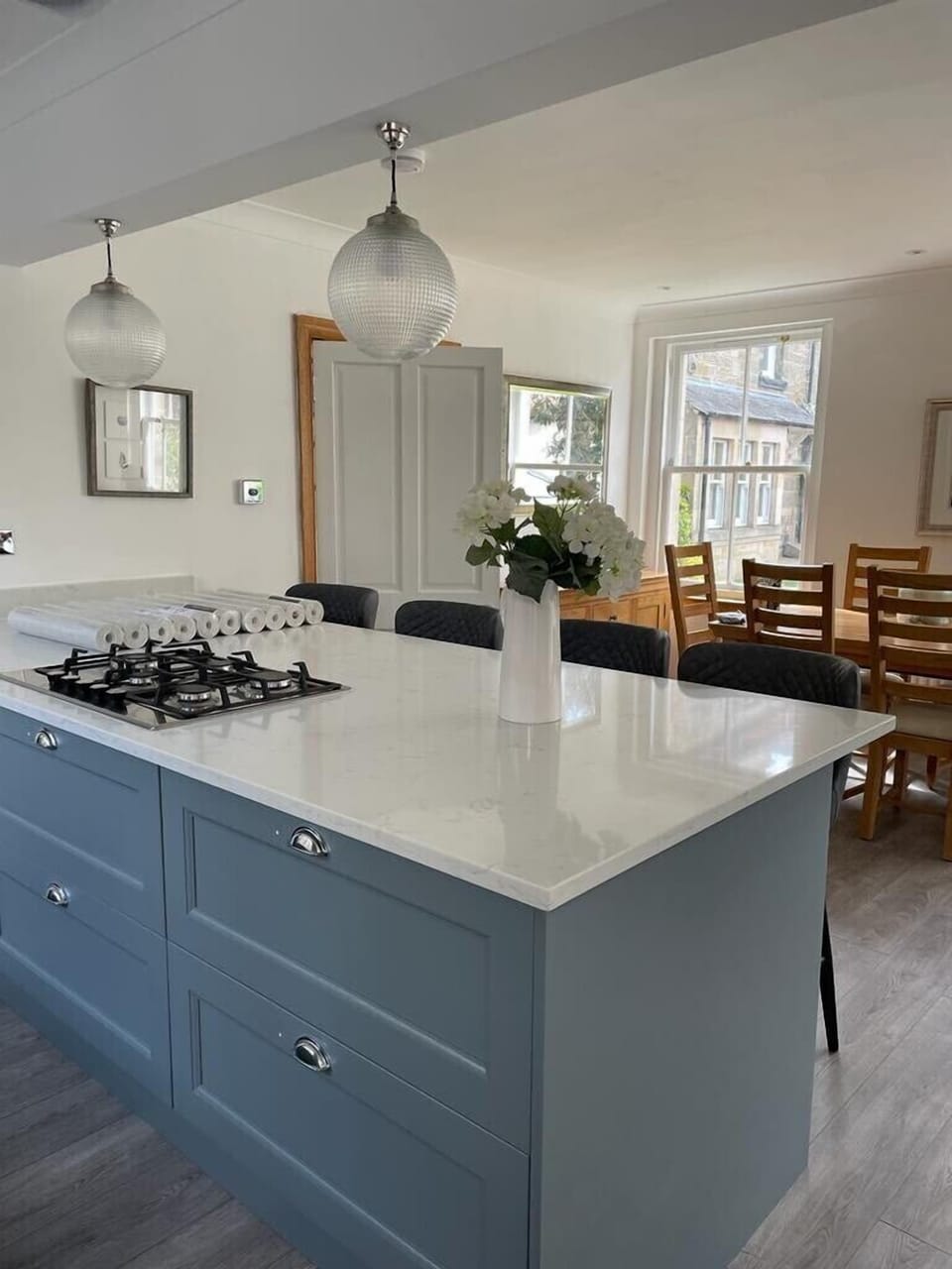 Dining table & breakfast bar