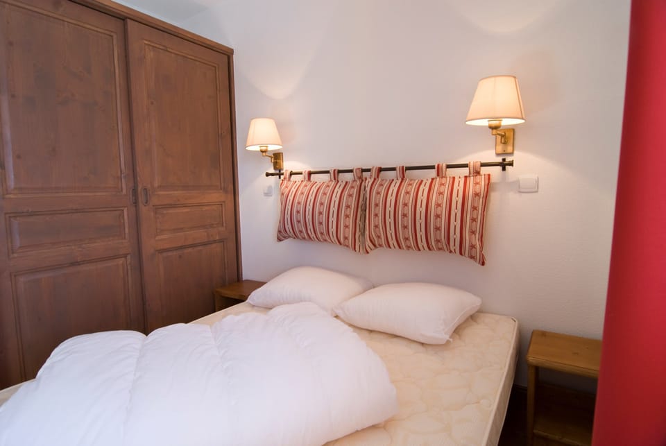 Drift to sleep in the cozy Double bed in the bedroom.