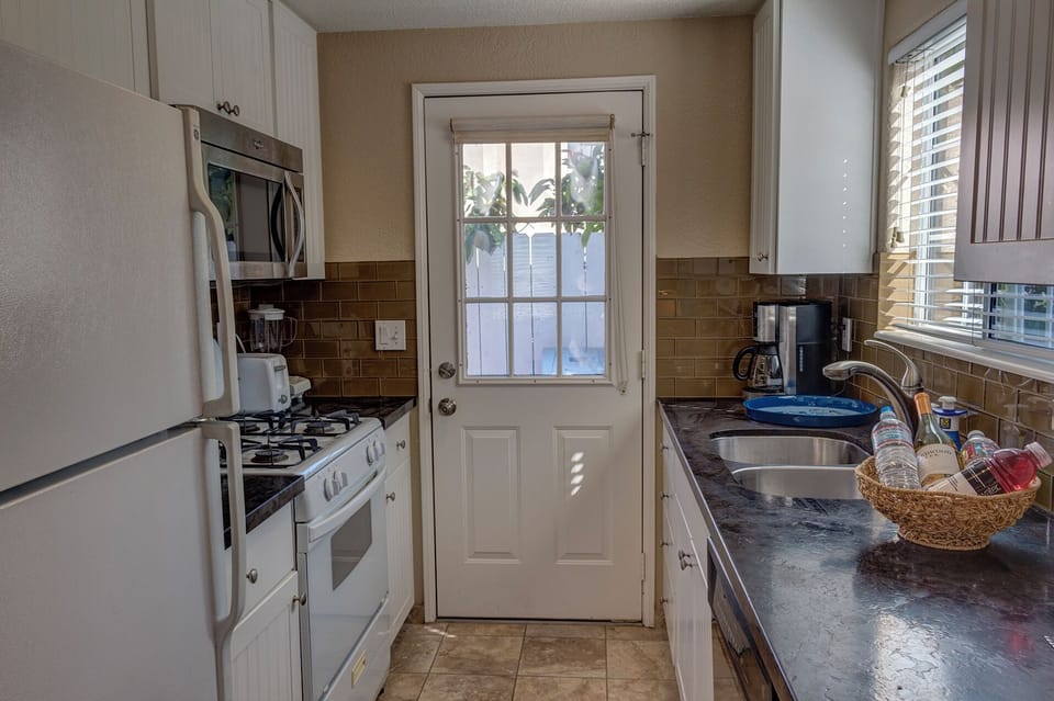 Carlsbad Beach Cottage Full Kitchen