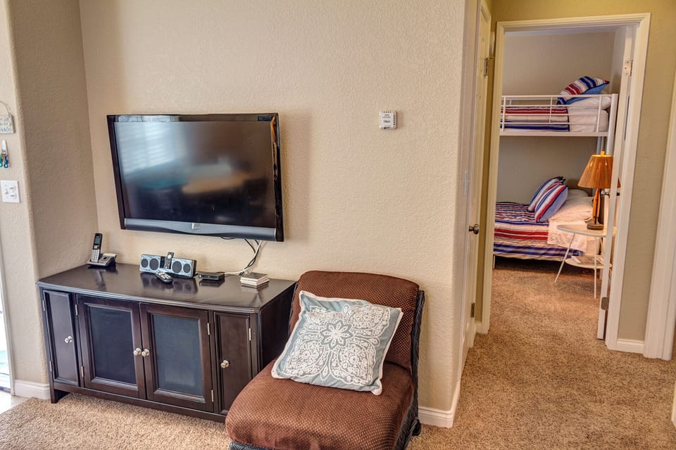 Carlsbad Beach Cottage TV and Internet