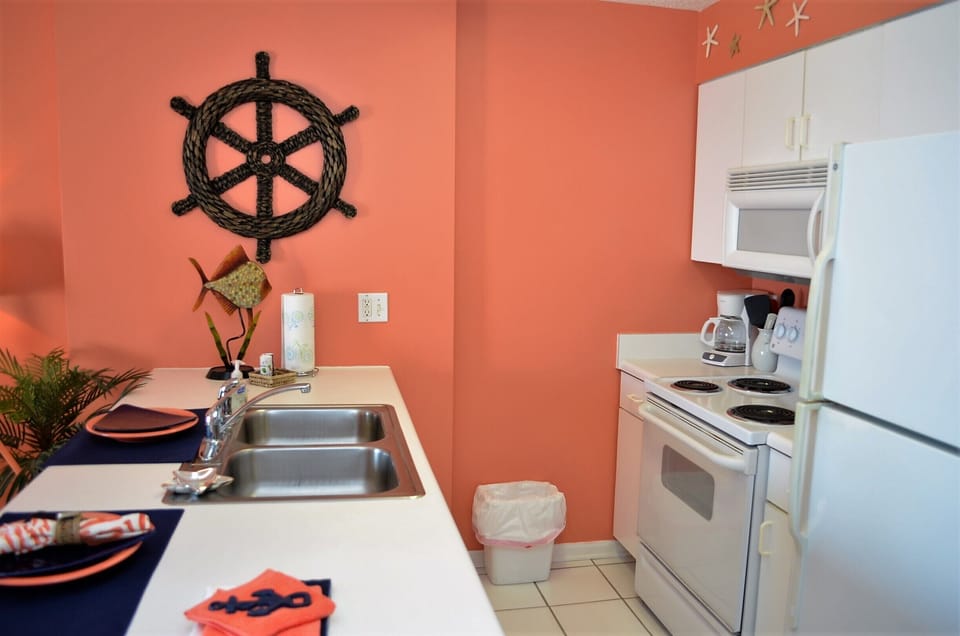 Well equipped kitchen for dining in!