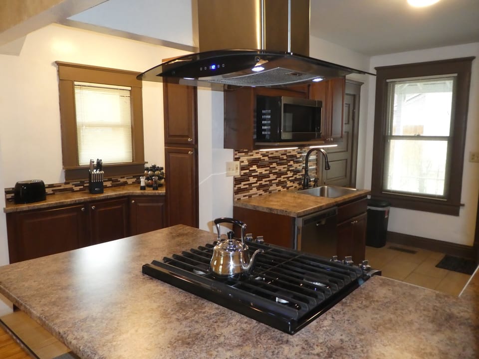5 burner gas range. Convection oven. Island Hood. 