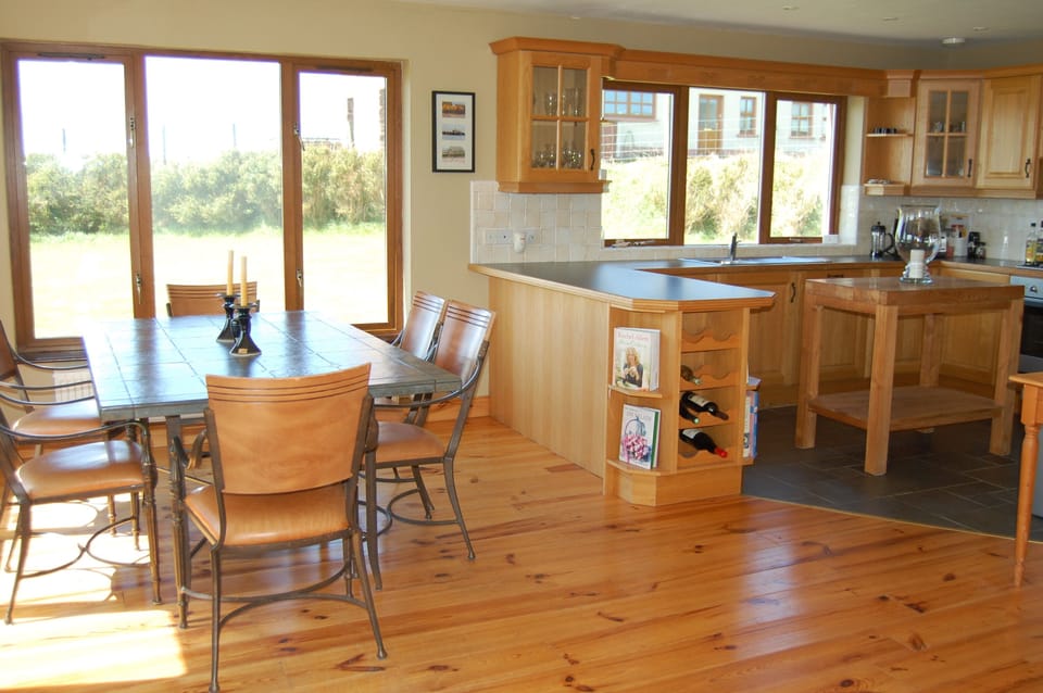 Spacious and Bright Kitchen/Dining Area with Modern Ammenities