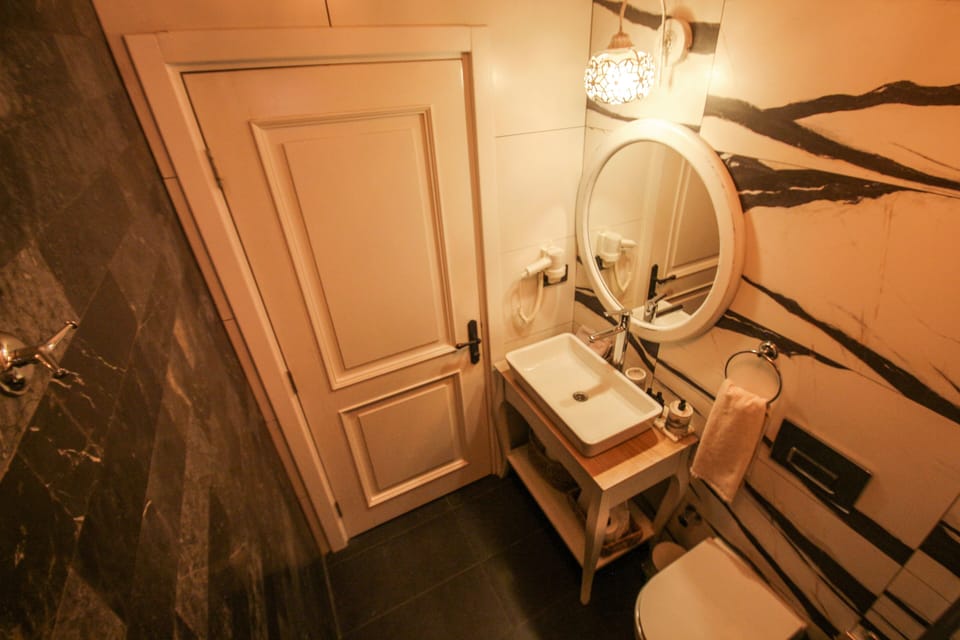 Bahceli Oda | Bathroom | Shower, free toiletries, hair dryer, slippers