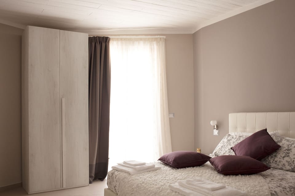 Double Room, 1 Queen Bed, Non Smoking | Desk, free WiFi, bed sheets