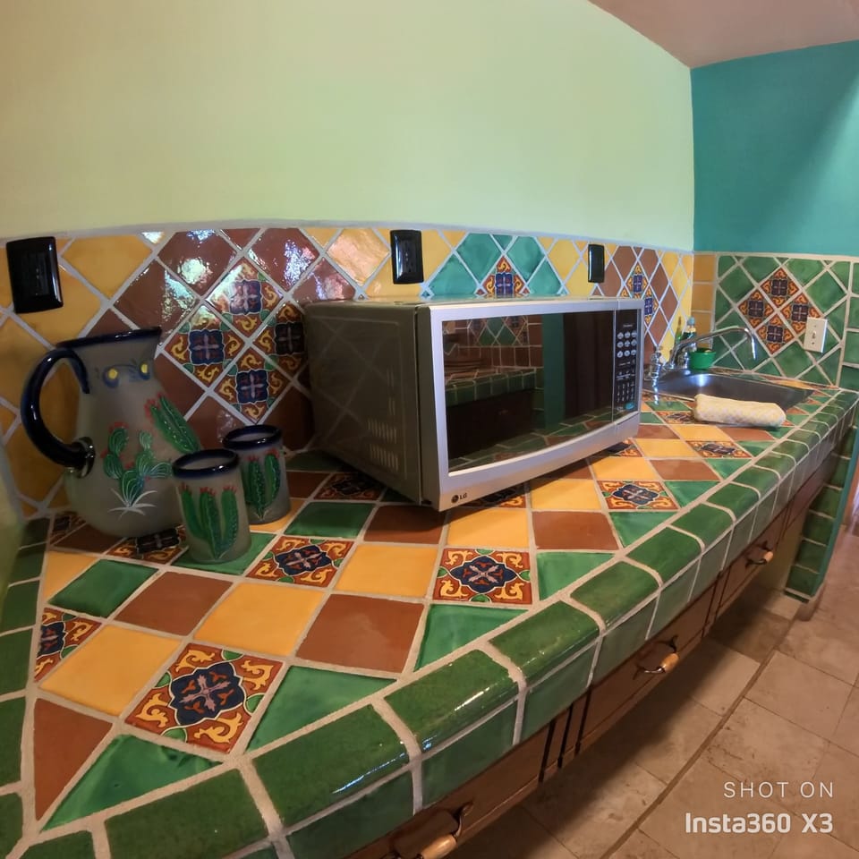 Deluxe Studio Suite, Multiple Beds, Non Smoking | Private kitchen | Fridge, microwave, cookware/dishes/utensils