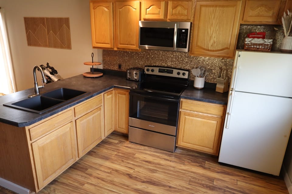 Fully equipped kitchen in a cozy cabin near Cherry Springs State Park—perfect for meals before a night of stargazing