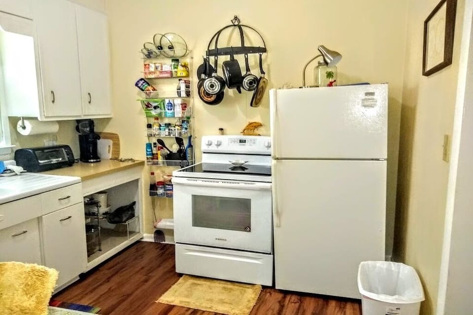 Full kitchen w/smooth cooktop stove