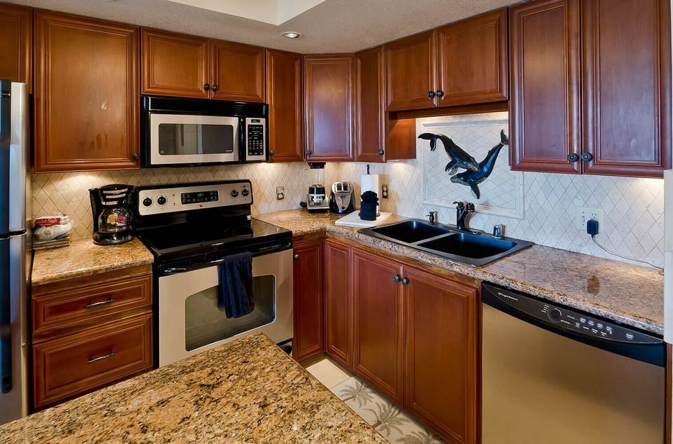 KITCHEN WITH ALL NEW POTS/PANS AND ALL UTENSILS