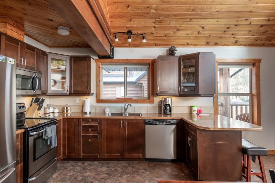 Cranberry Cabin Rental (1433)