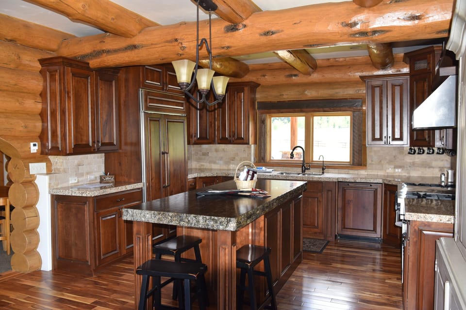 Kitchen and island that seats 4