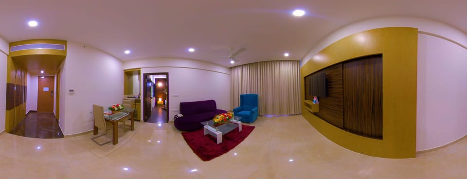 Honeymoon Suite | Living area | LED TV, fireplace