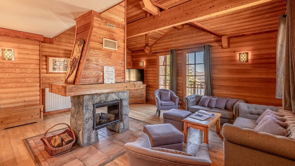 Find peace and relaxation with your close friends and family in this stunning living room featuring natural decor.