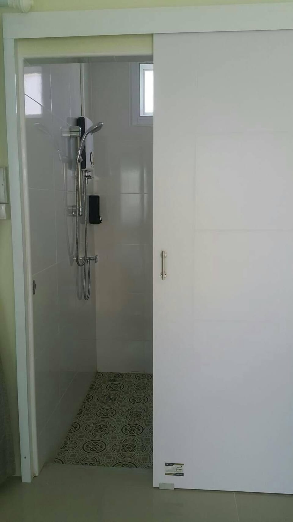 Family Room | Bathroom | Shower, free toiletries, hair dryer, slippers