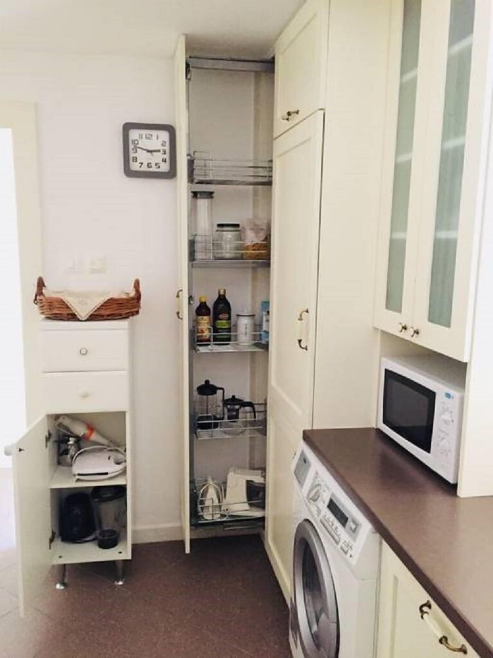 Built-in pantry