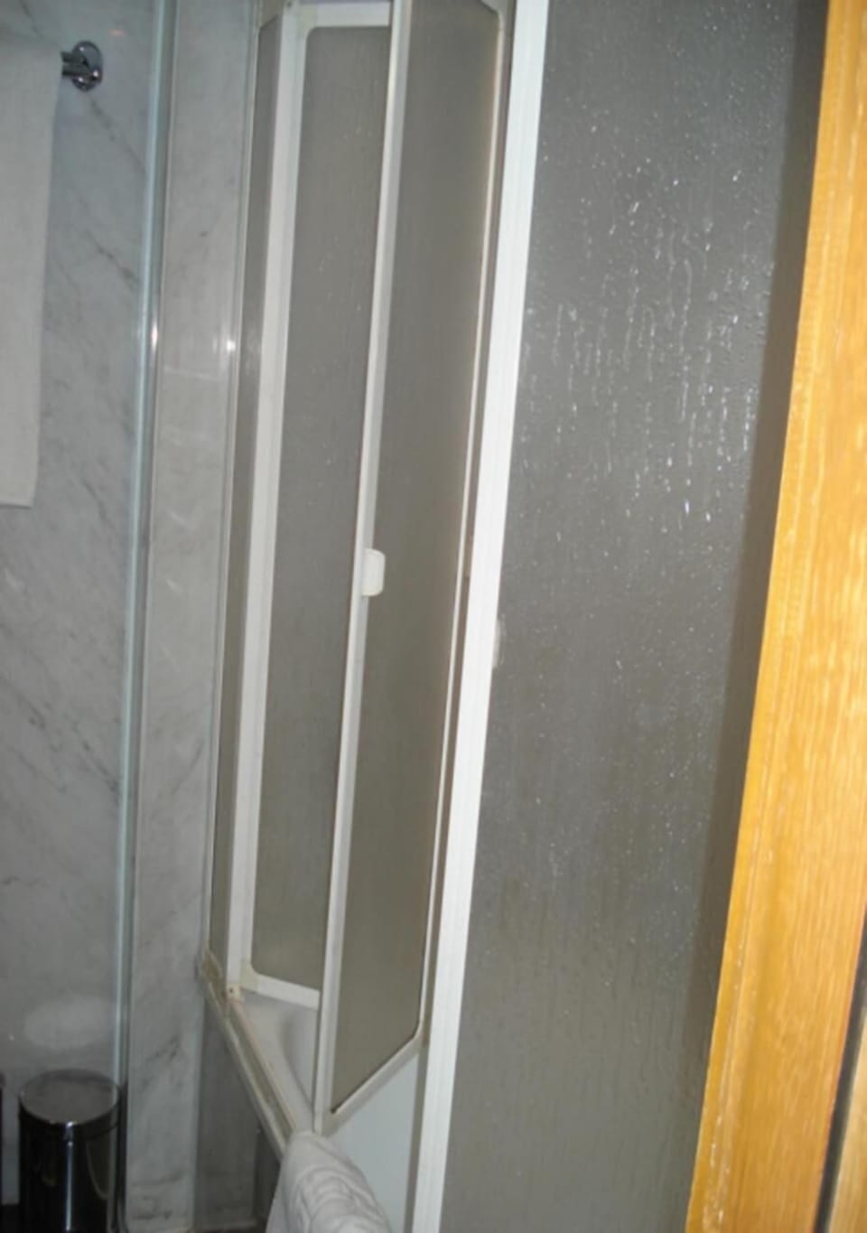 Combined shower/tub, free toiletries, hair dryer