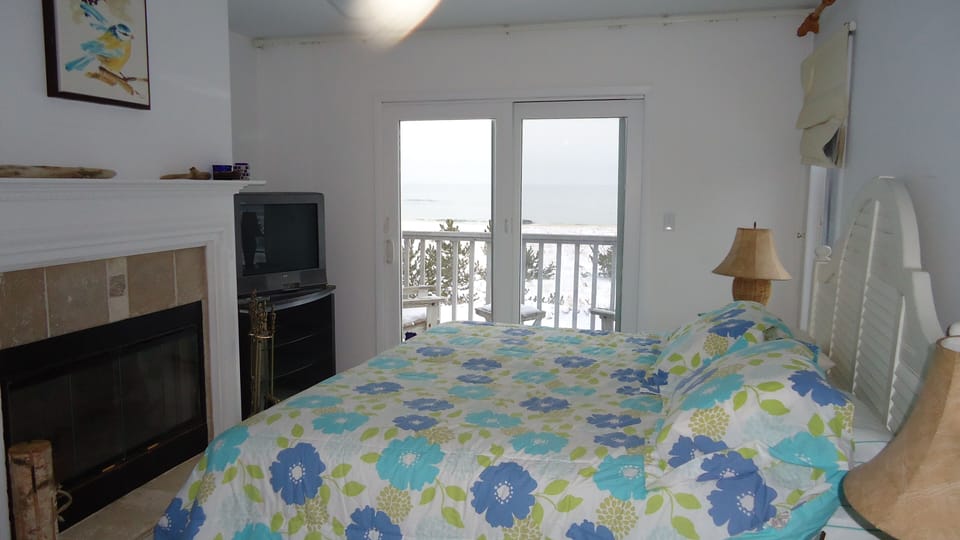 Bedroom #1 Master Bedroom Suite Bacony Overlooking Ocean