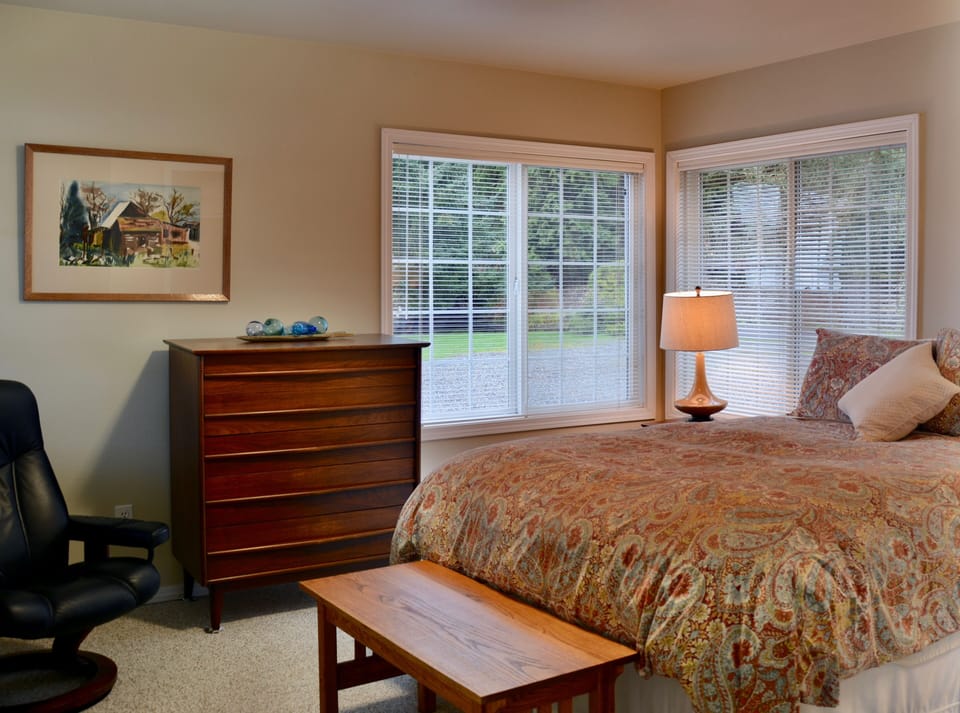 Bedroom 1 with queen size bed