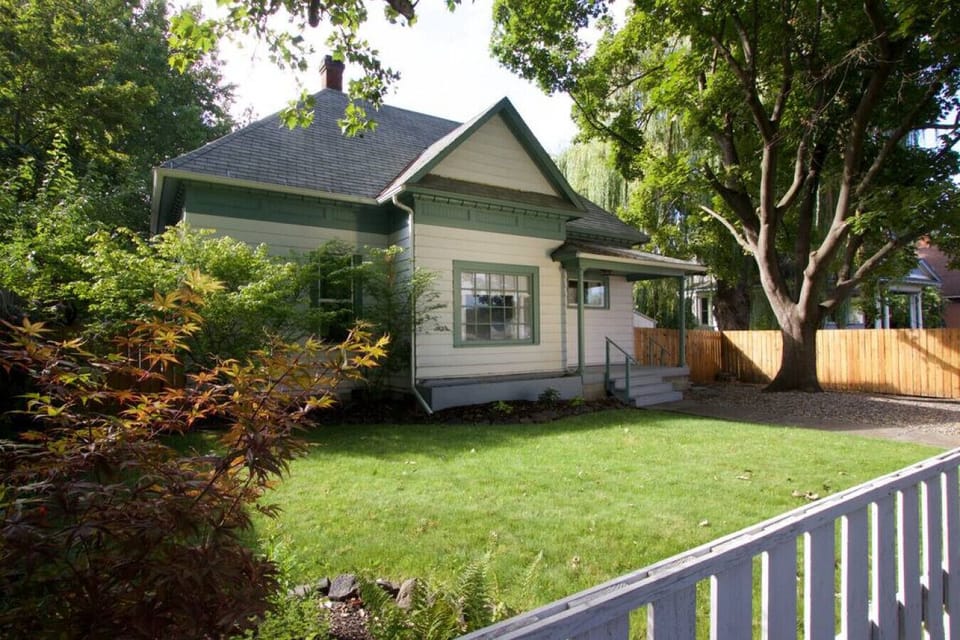 What an adorable house!